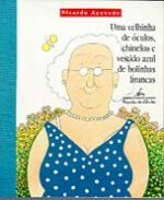 UMA VELHINHA DE OCULOS, CHINELOS E VESTIDO AZUL DE