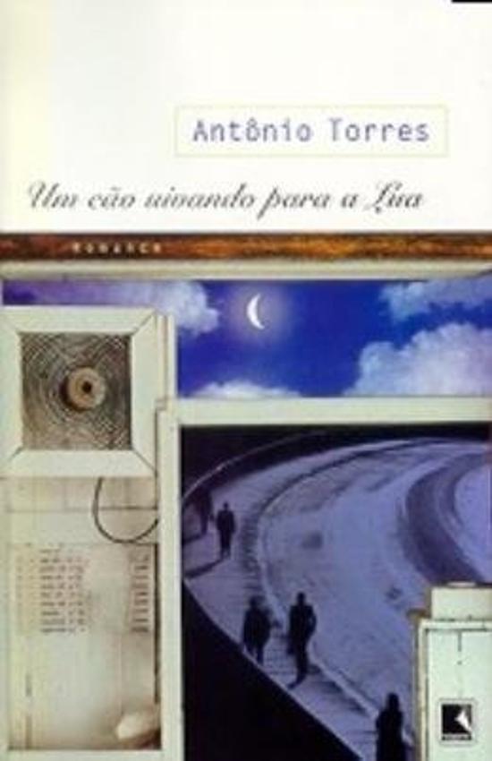 UM CAO UIVANDO PARA A LUA
