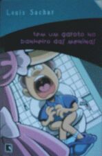 TEM UM GAROTO NO BANHEIRO DAS MENINAS